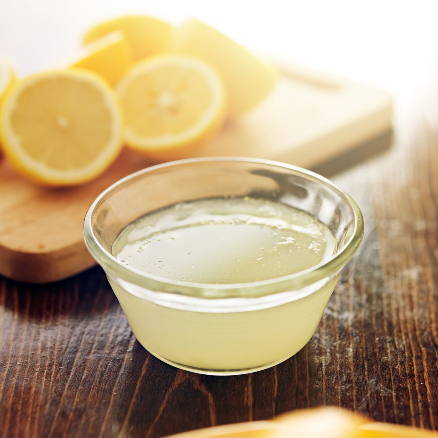 Сок лимона 1 2. Лимонный сок. Свежевыжатый сок лимона. Натуральный лимонный сок. Сок с лимонным соком.